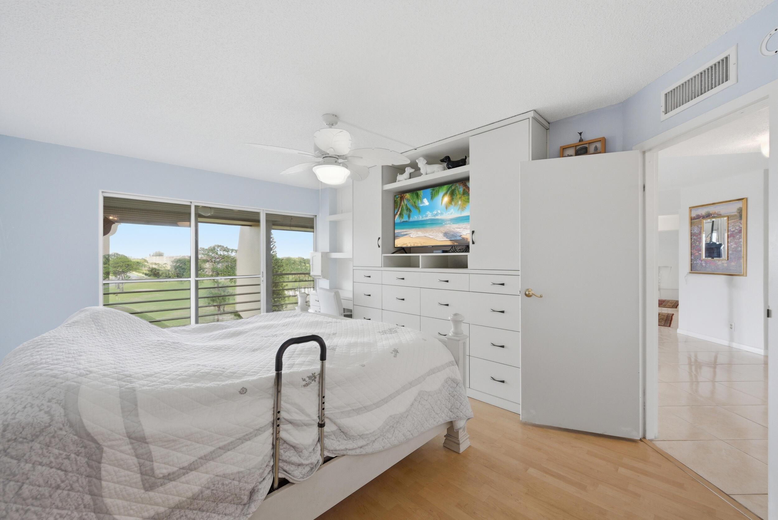 Via Poinciana, Lake Worth, FL 33467