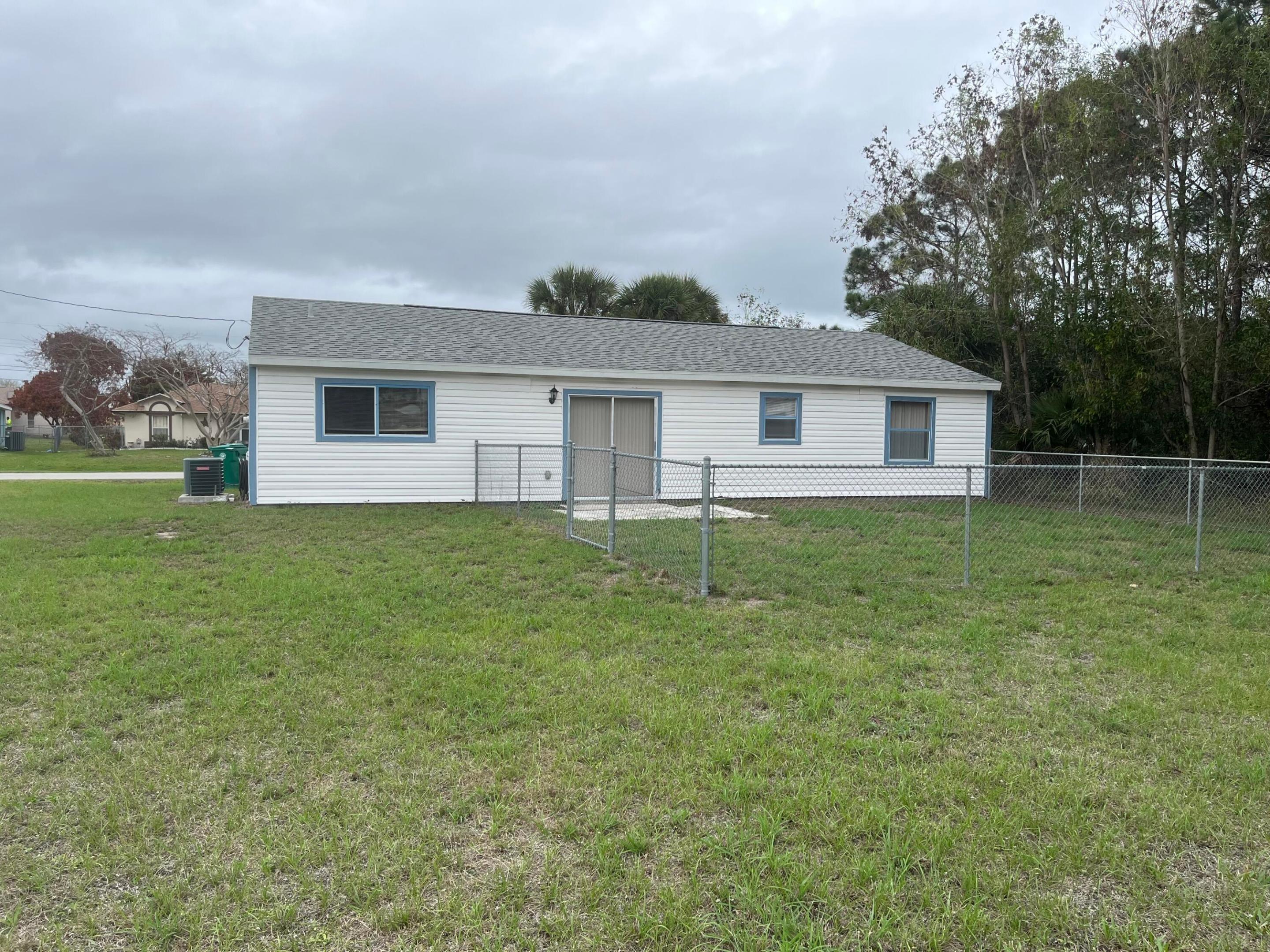 Se Heathwood Cir, Port Saint Lucie, FL 34952