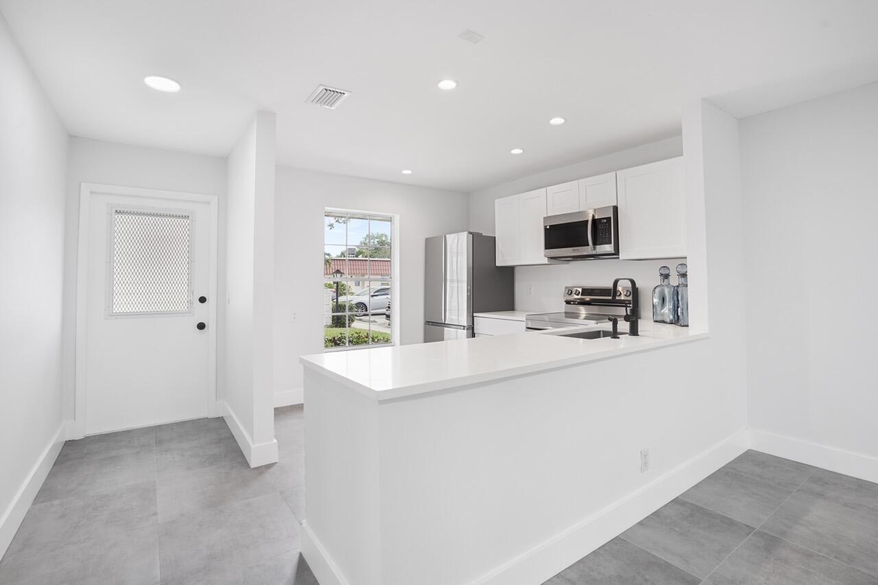 Nantucket Cir, Lake Worth, FL 33467