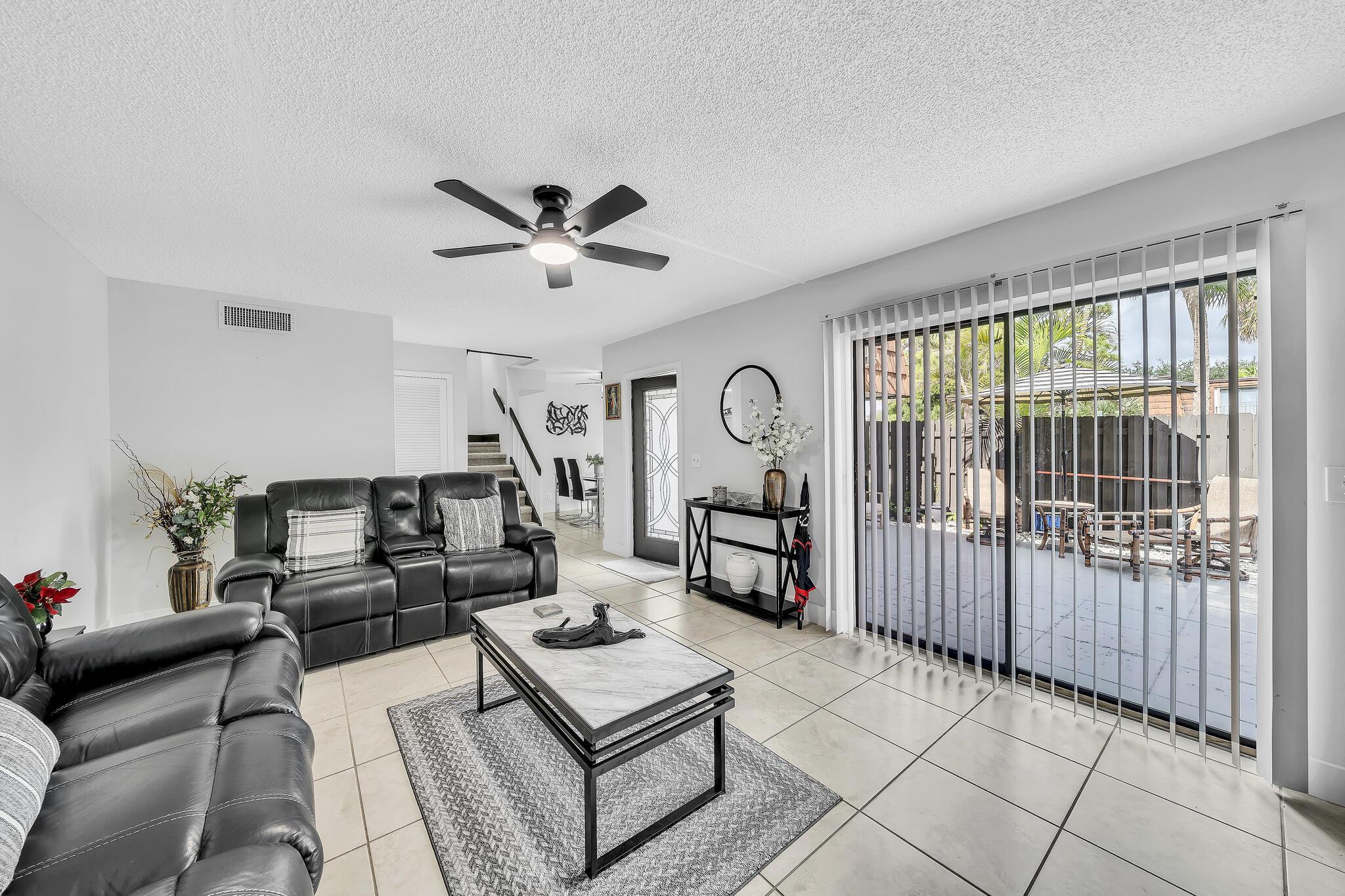 White Pine Cir, Greenacres, FL 33415