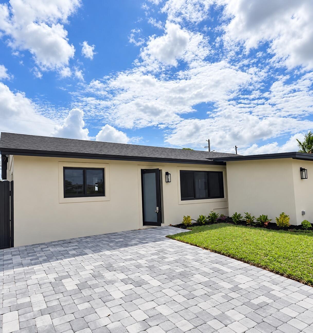 Royal Ct S, West Palm Beach, FL 33415