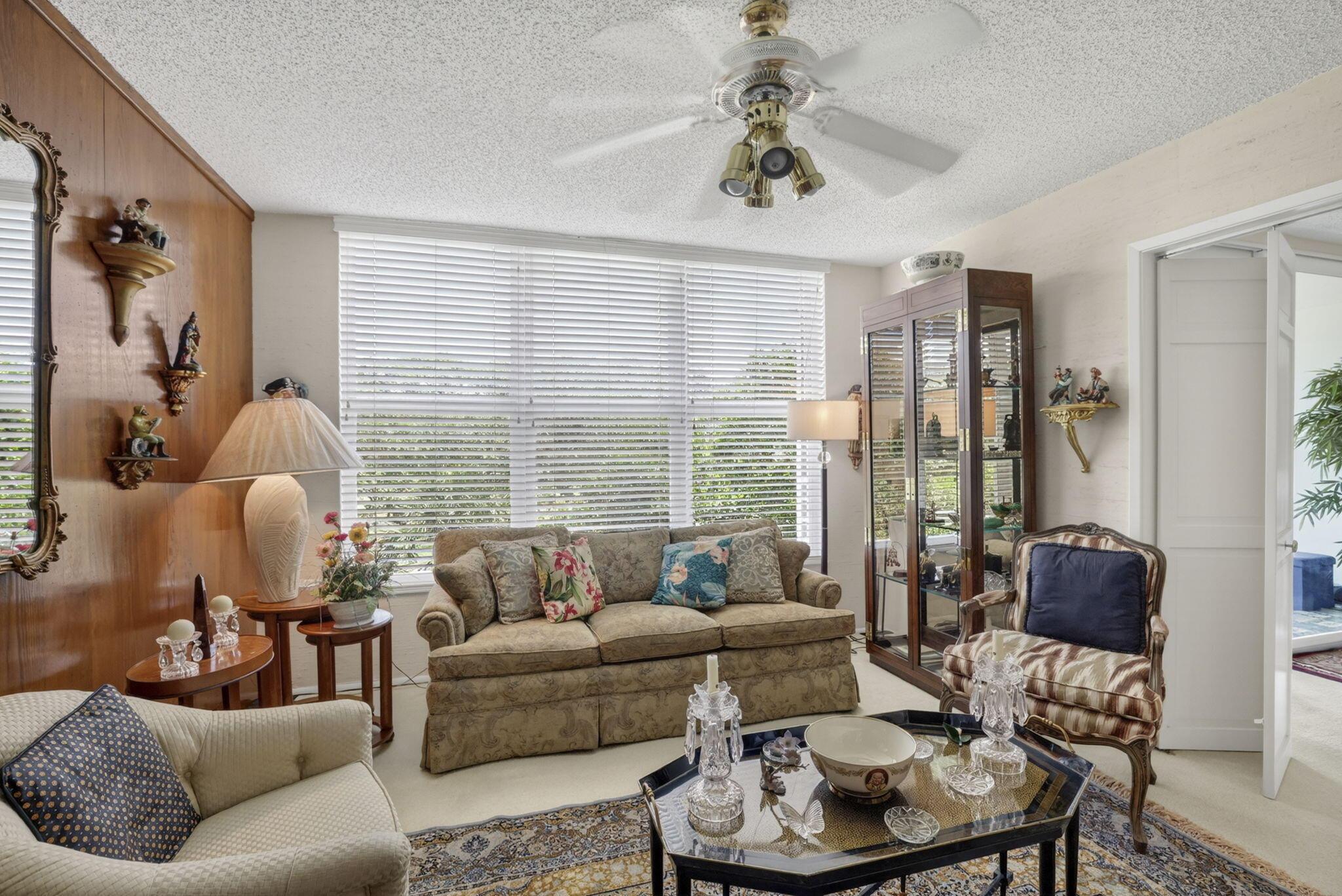 Oaks Clubhouse Dr, Pompano Beach, FL 33069