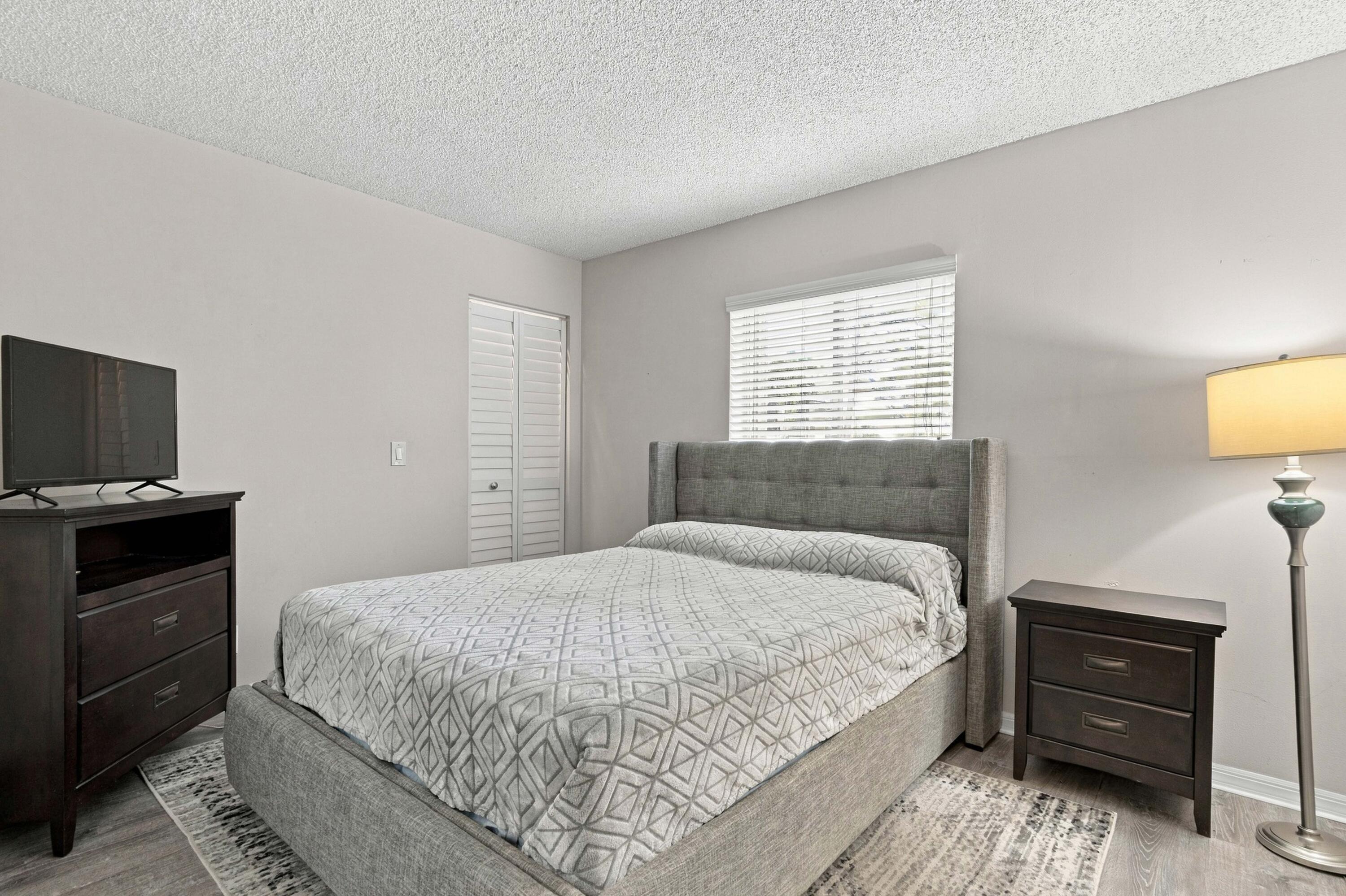 Knotty Pine Cir, Greenacres, FL 33463