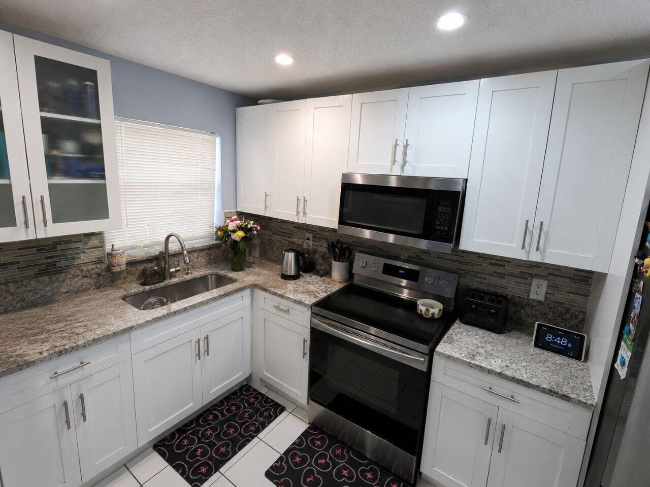 Sw 7th Pl, North Lauderdale, FL 33068