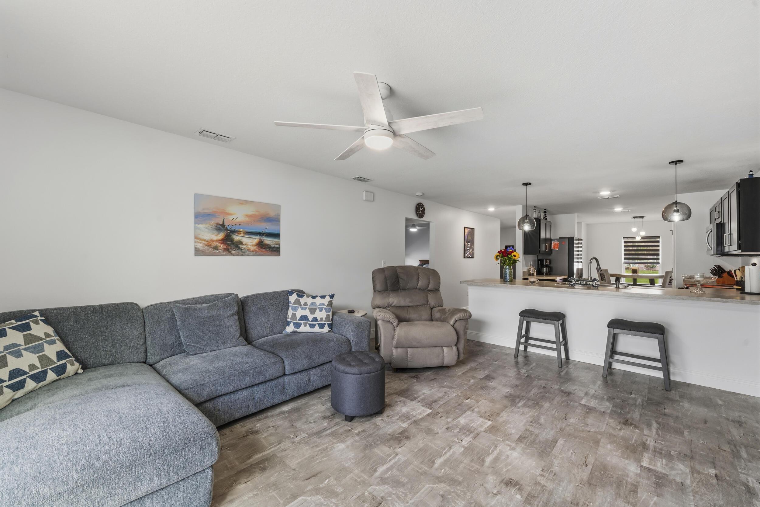 Sw Donna Ter, Port Saint Lucie, FL 34984