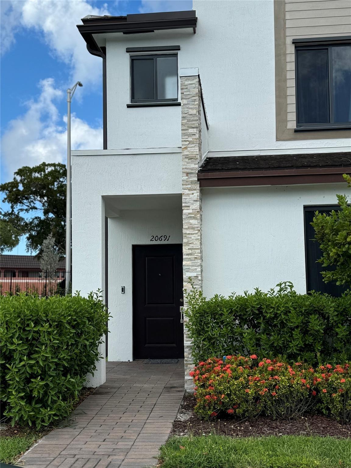 Ne 7th Pl, Miami, FL 33179