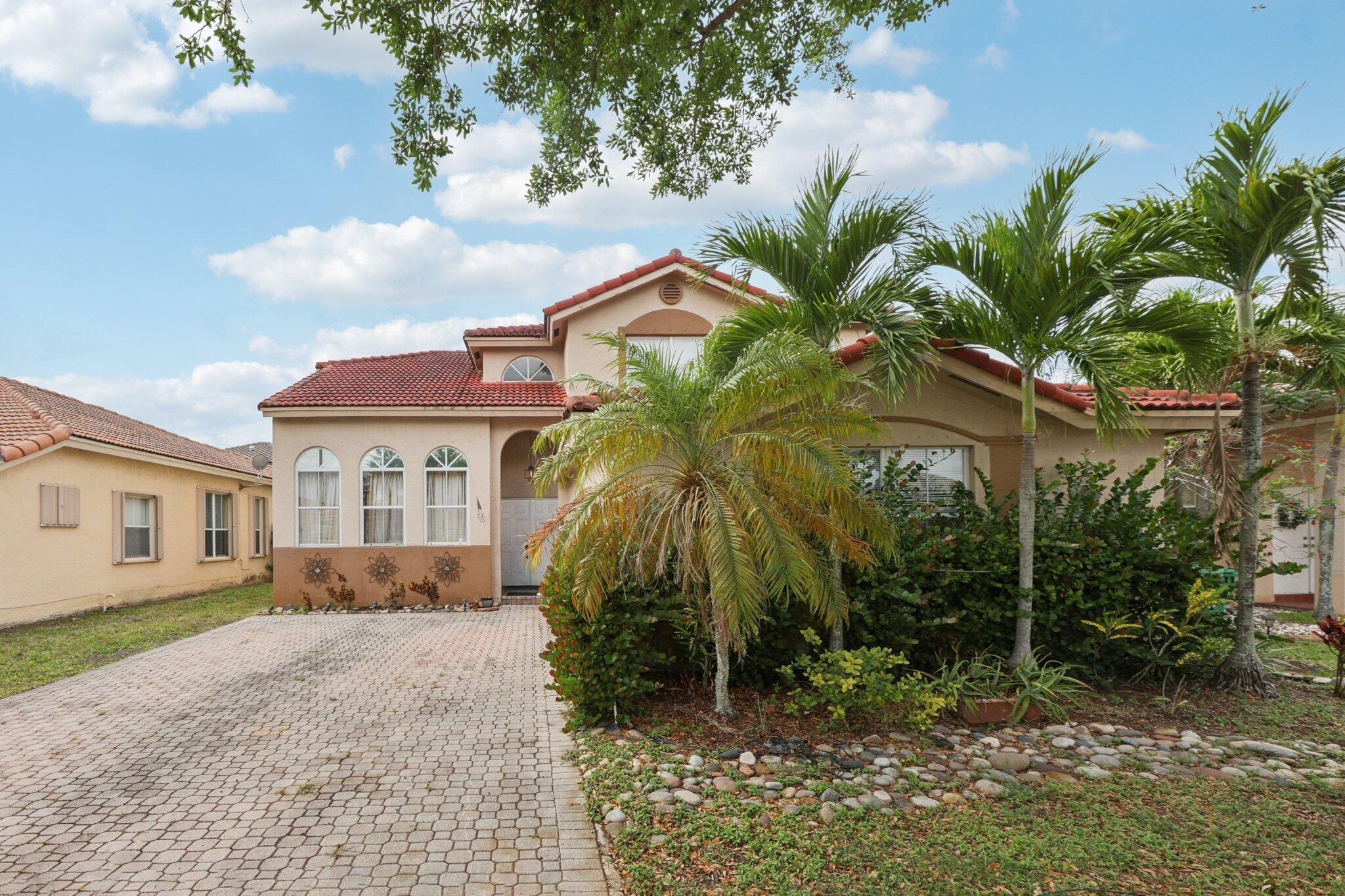 E Royal Cove Cir, Davie, FL 33325