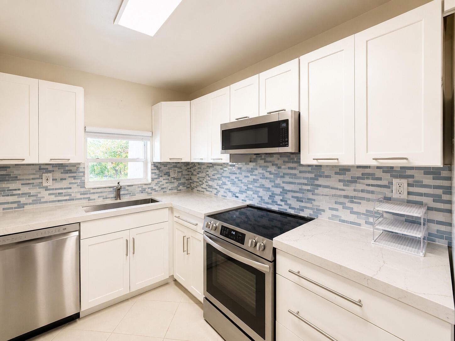 N Hollybrook Lake Dr, Pembroke Pines, FL 33025
