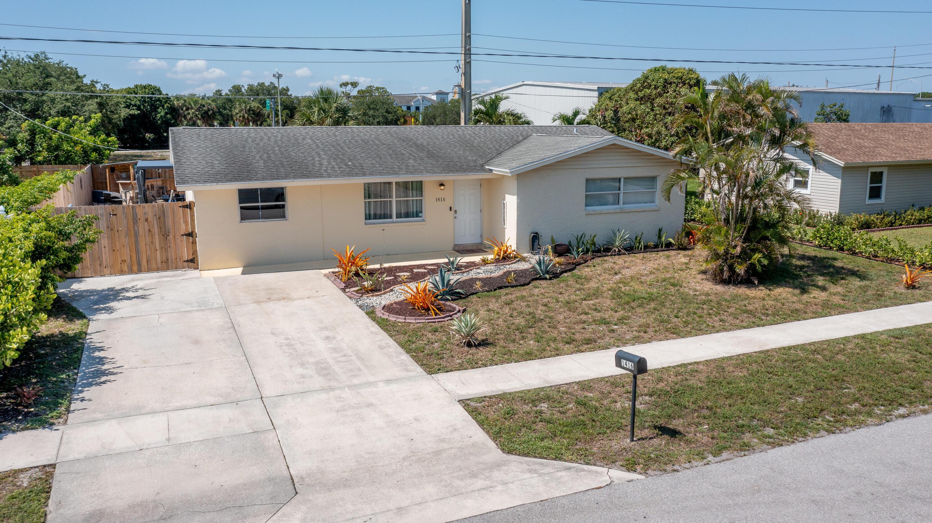 W Hardee St, Lantana, FL 33462