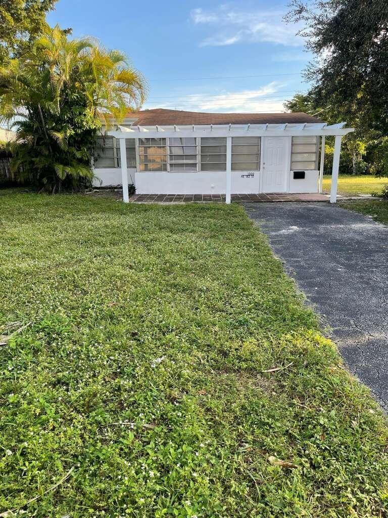 Ne 182nd St, North Miami Beach, FL 33162