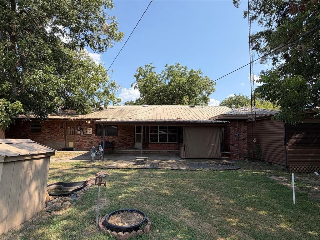 N Burns St, Holdenville, OK 74848