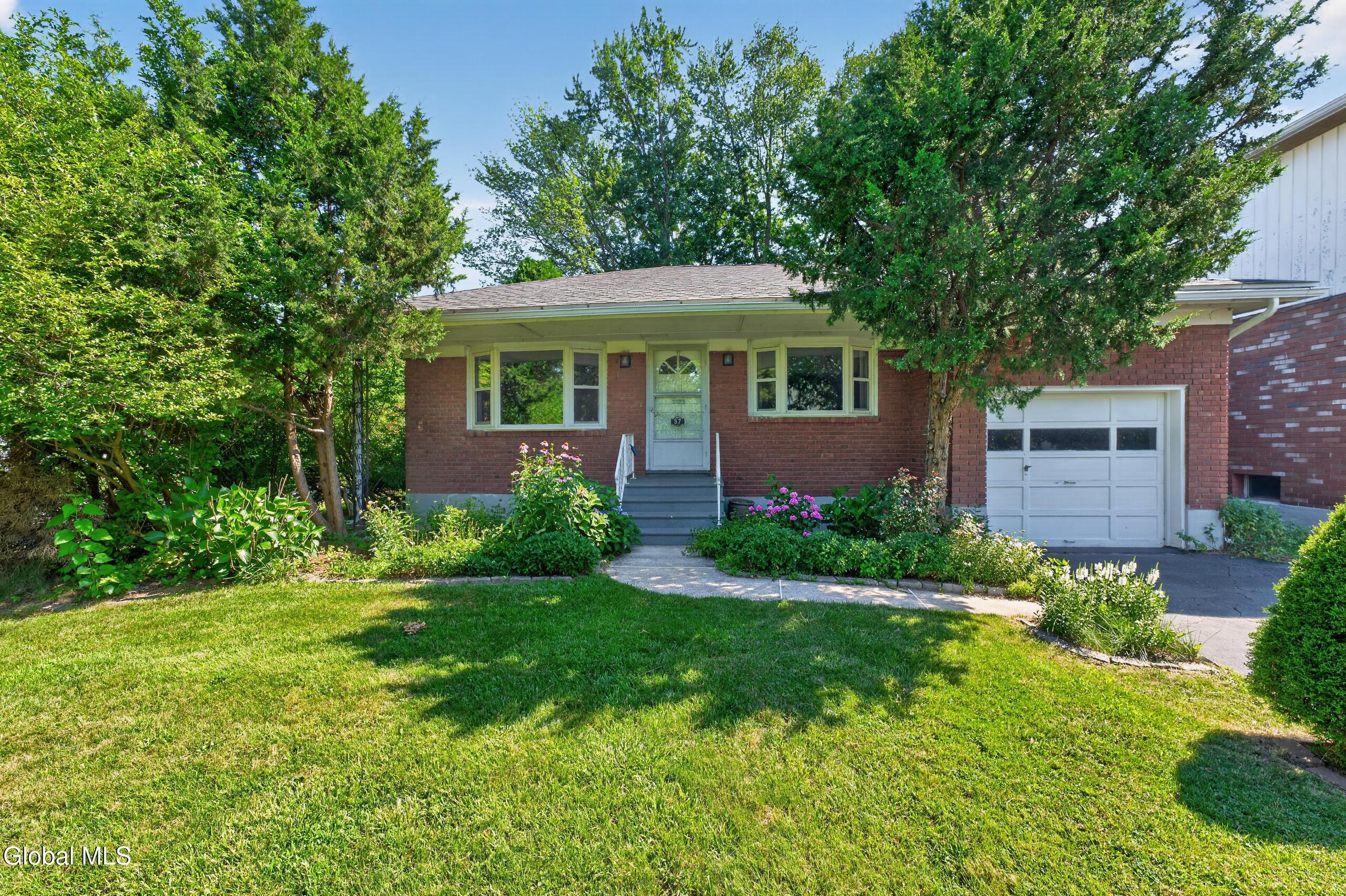 Buckingham Dr, Albany, NY 12208