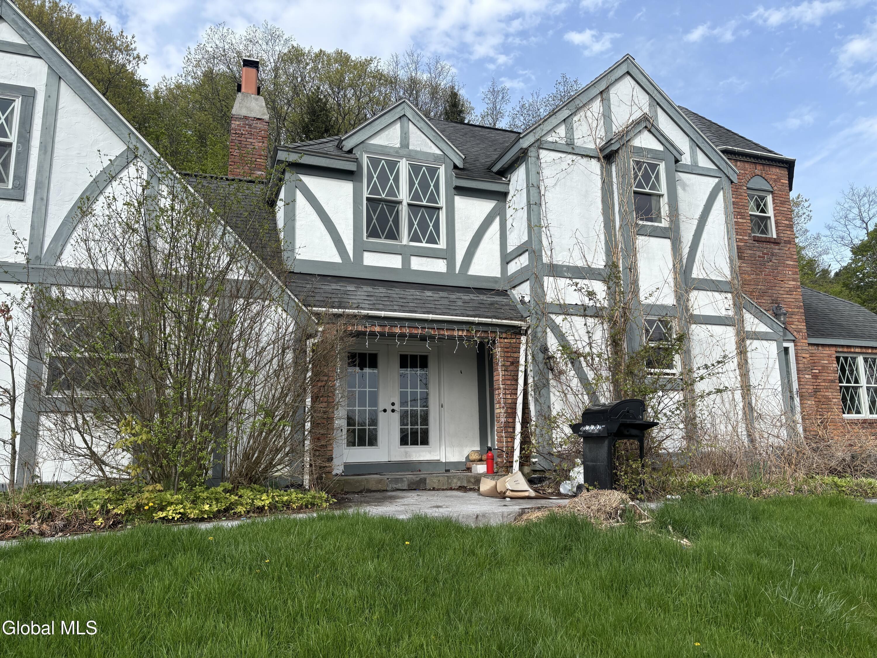 Leesome Ln, Altamont, NY 12009