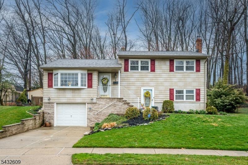 Adelphi Ct, Edison, NJ 08837