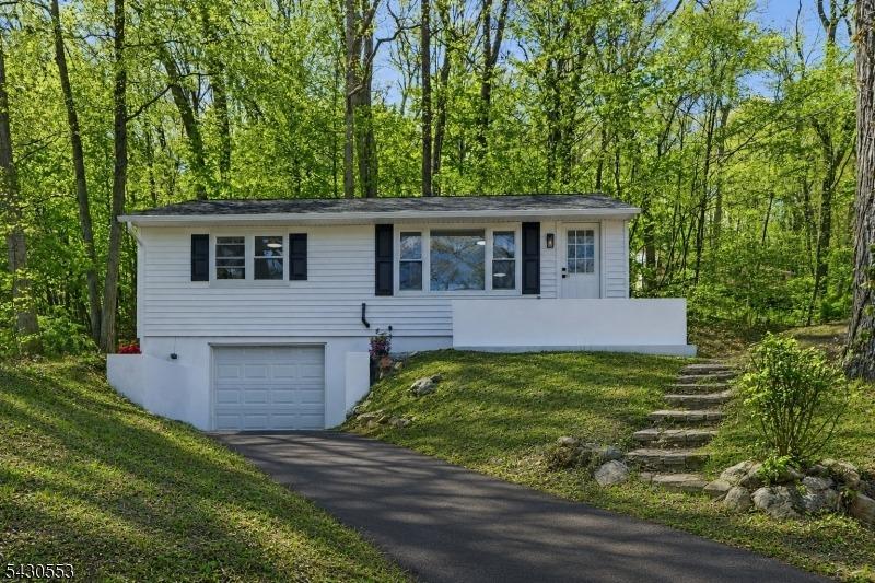 W Shawnee Trl, Wharton, NJ 07885