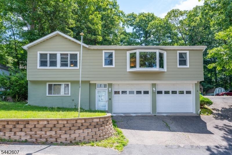 Elmira Trl, Hopatcong, NJ 07843