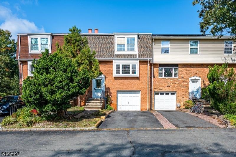 Catbird Ct, Lawrence Township, NJ 08648