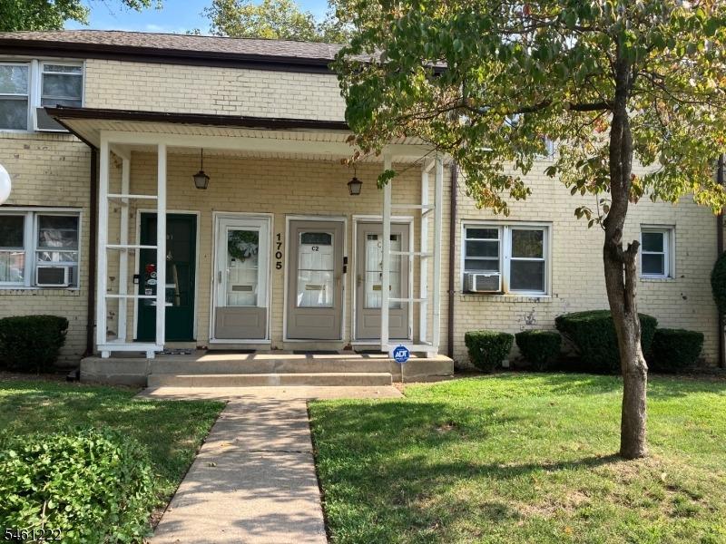 Wood Ave, Roselle, NJ 07203
