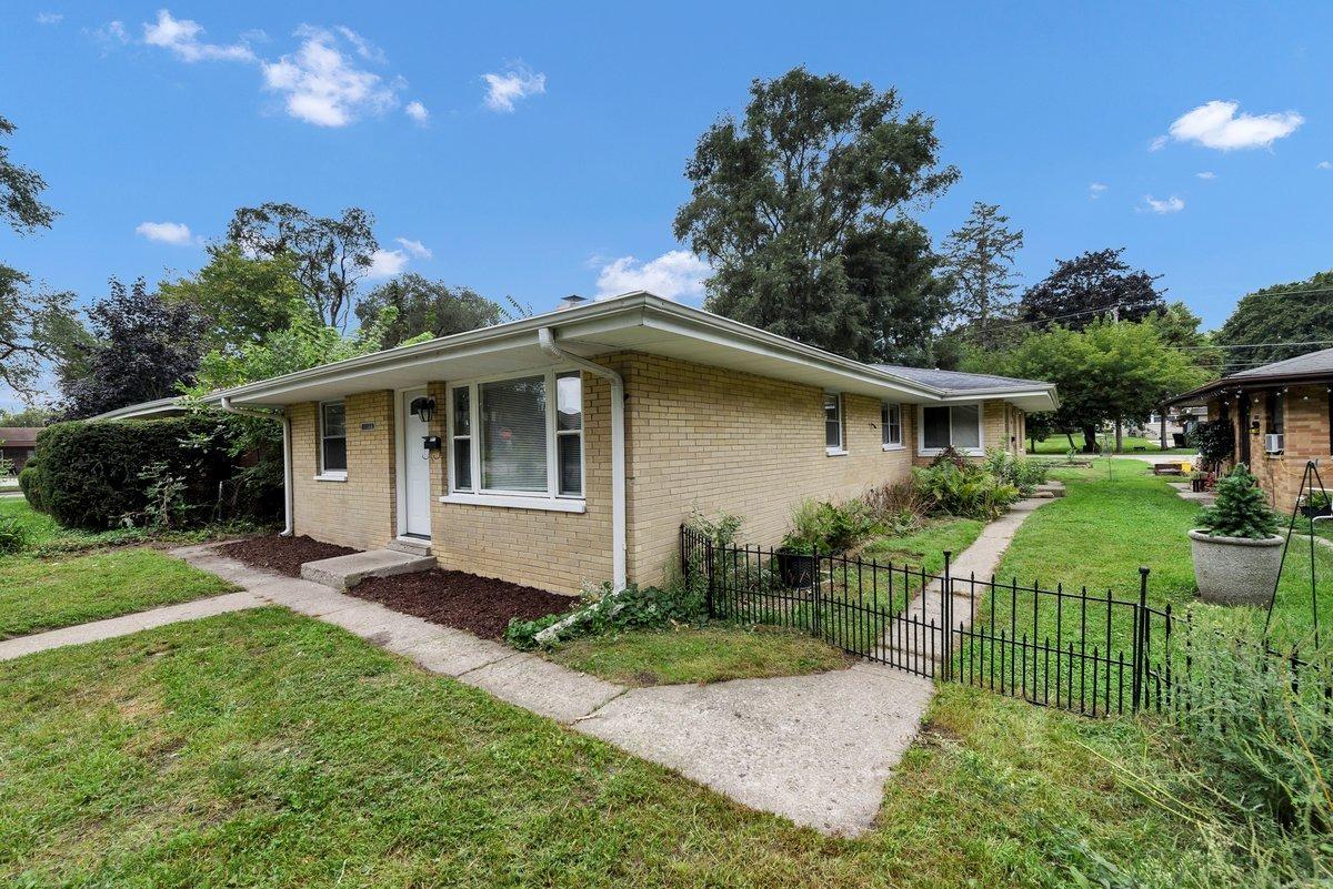 Elisha Ave, Zion, IL 60099