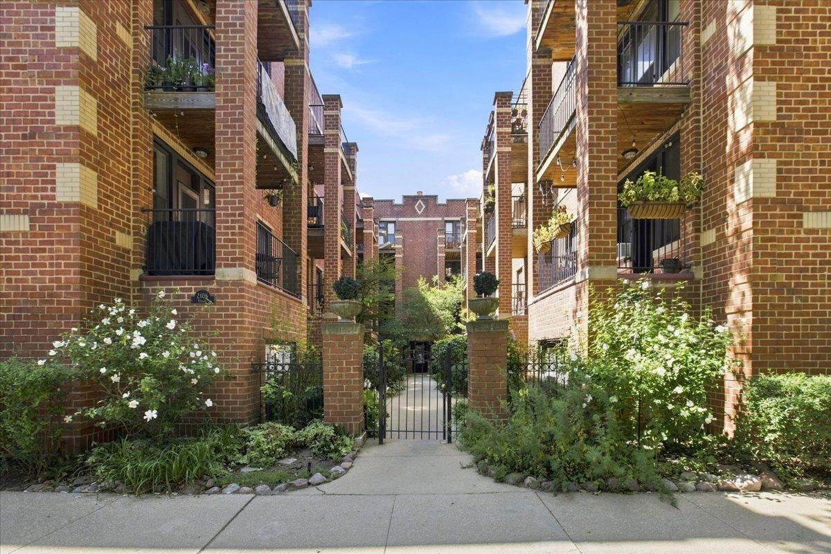 N Seminary Ave, Chicago, IL 60614