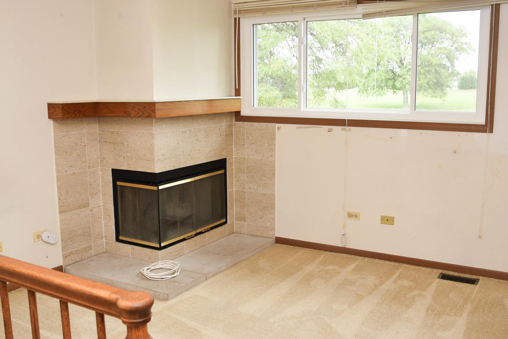 N White Oak Ln, Gurnee, IL 60031