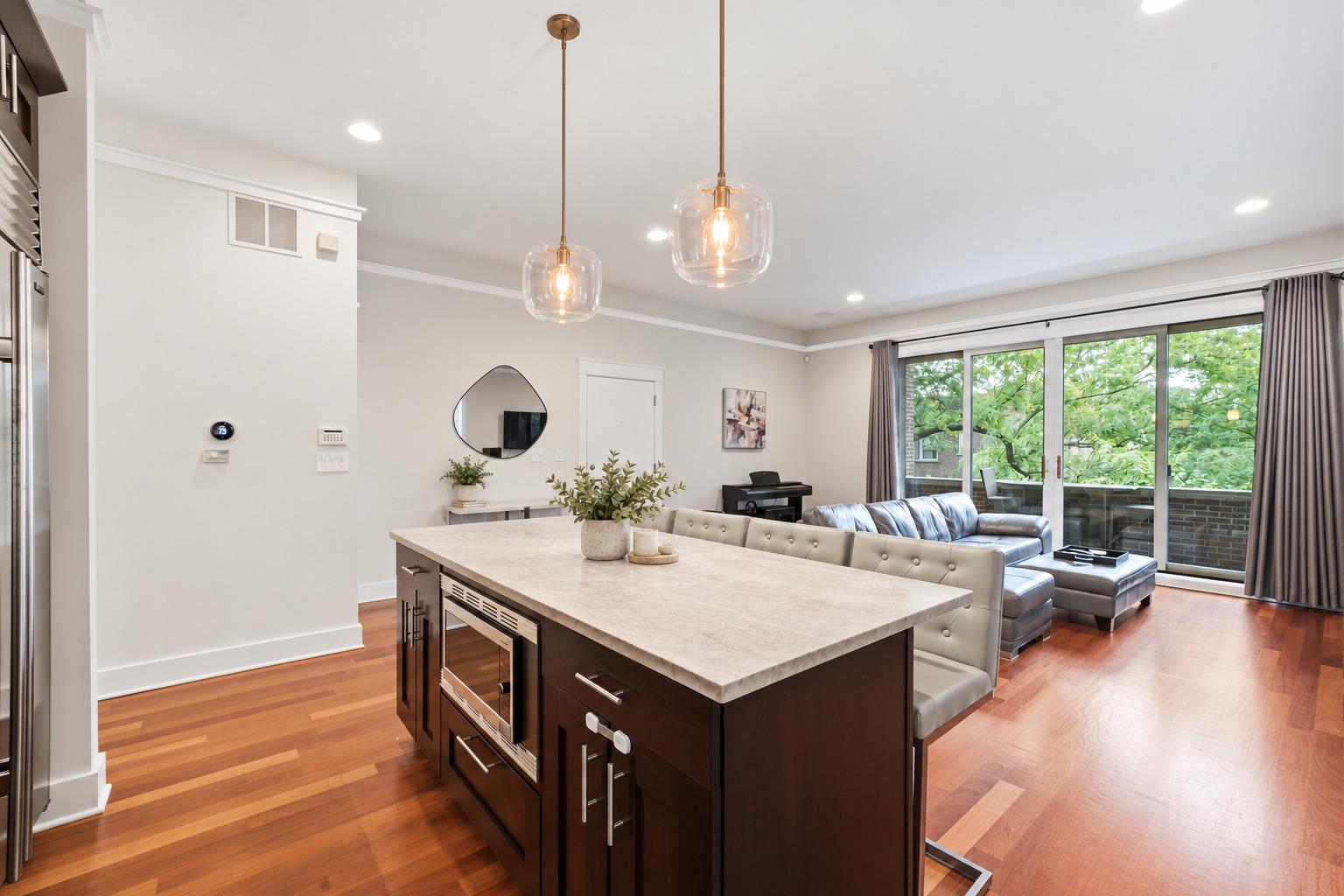 W Briar Pl, Chicago, IL 60657