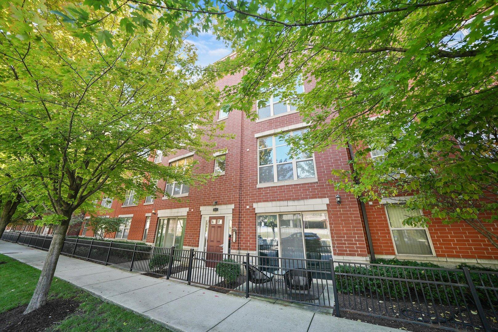 E 25th St, Chicago, IL 60616