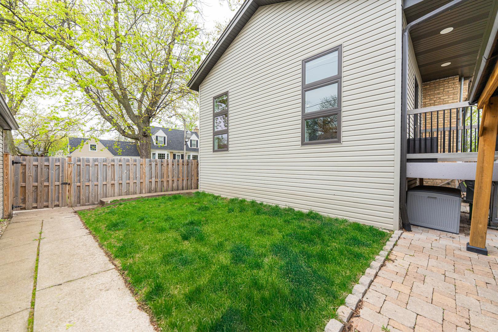 W Greenleaf Ave, Chicago, IL 60631