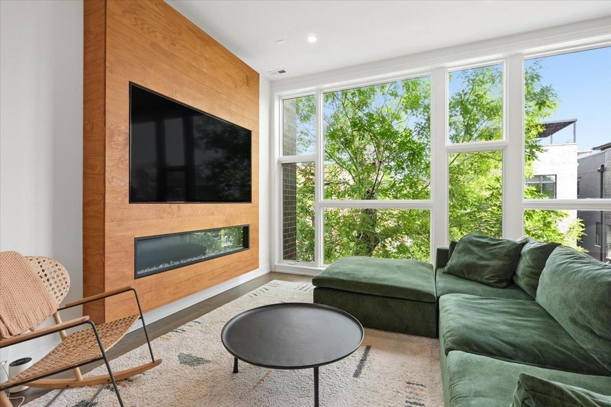W Lyndale St, Chicago, IL 60647
