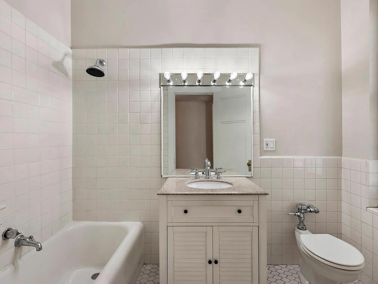 E Scott St, Chicago, IL 60610