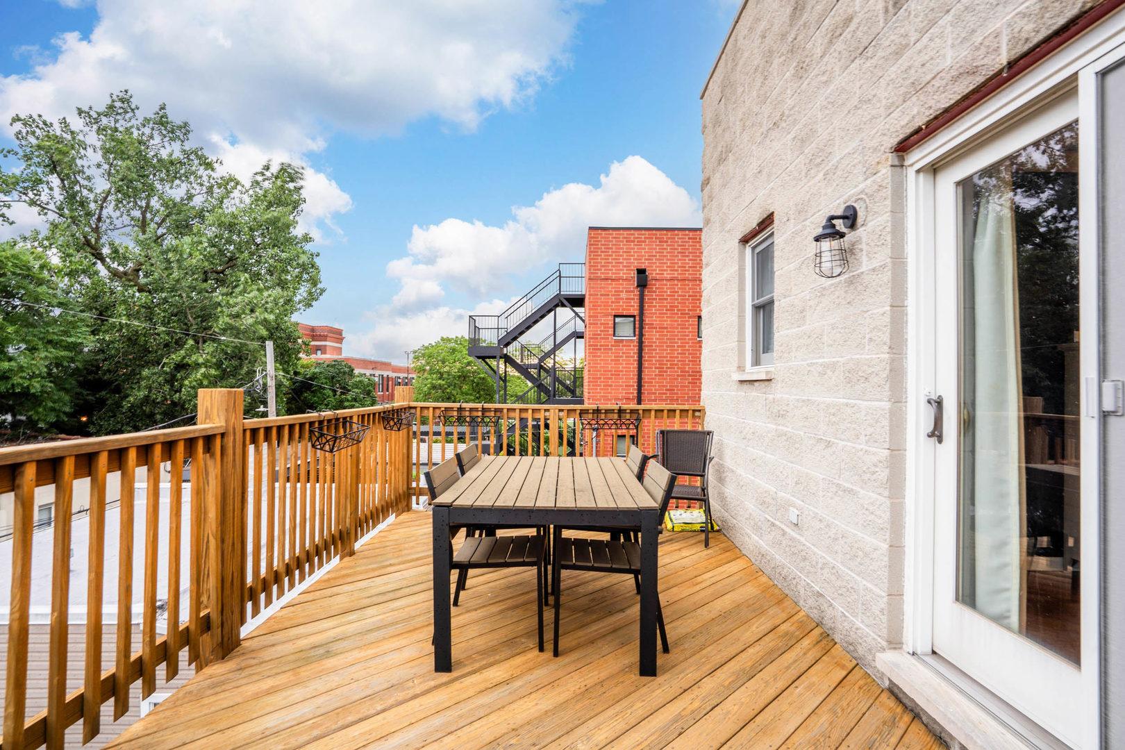 N Seminary Ave, Chicago, IL 60657