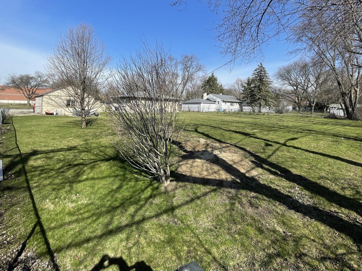Shagbark Rd, Lake Bluff, IL 60044