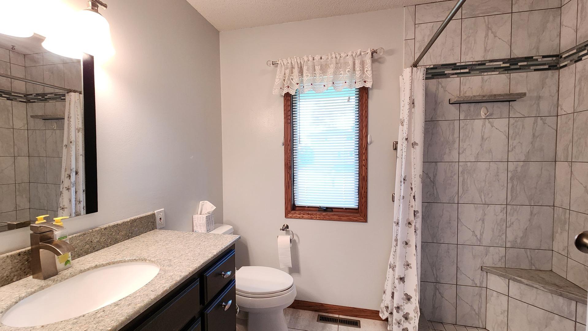 1st Ave, Fulton, IL 61252
