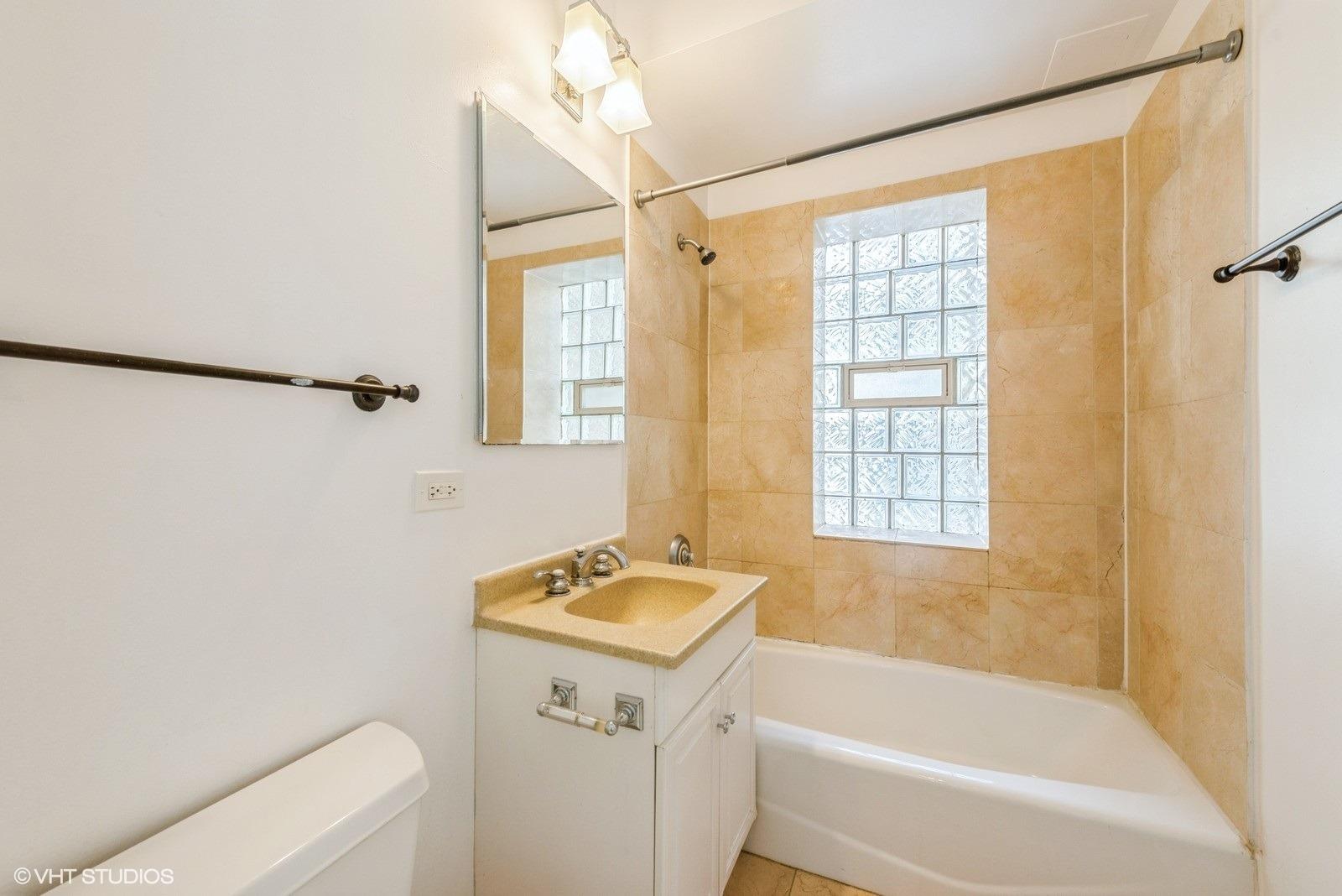 N Kenmore Ave, Chicago, IL 60640