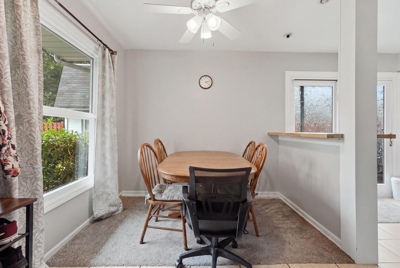 Queensbury Cir, Hoffman Estates, IL 60169