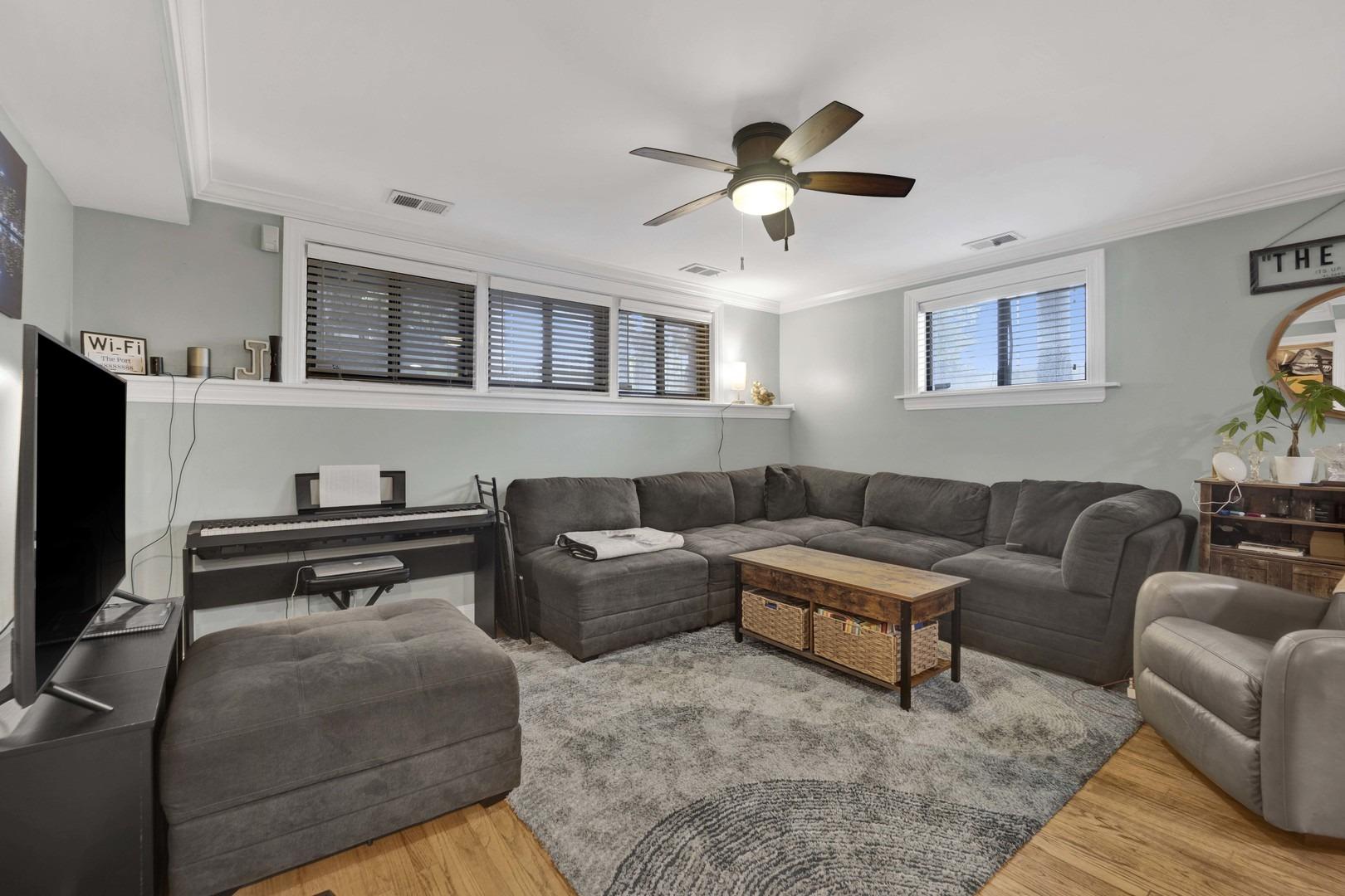 W Grace St, Chicago, IL 60613