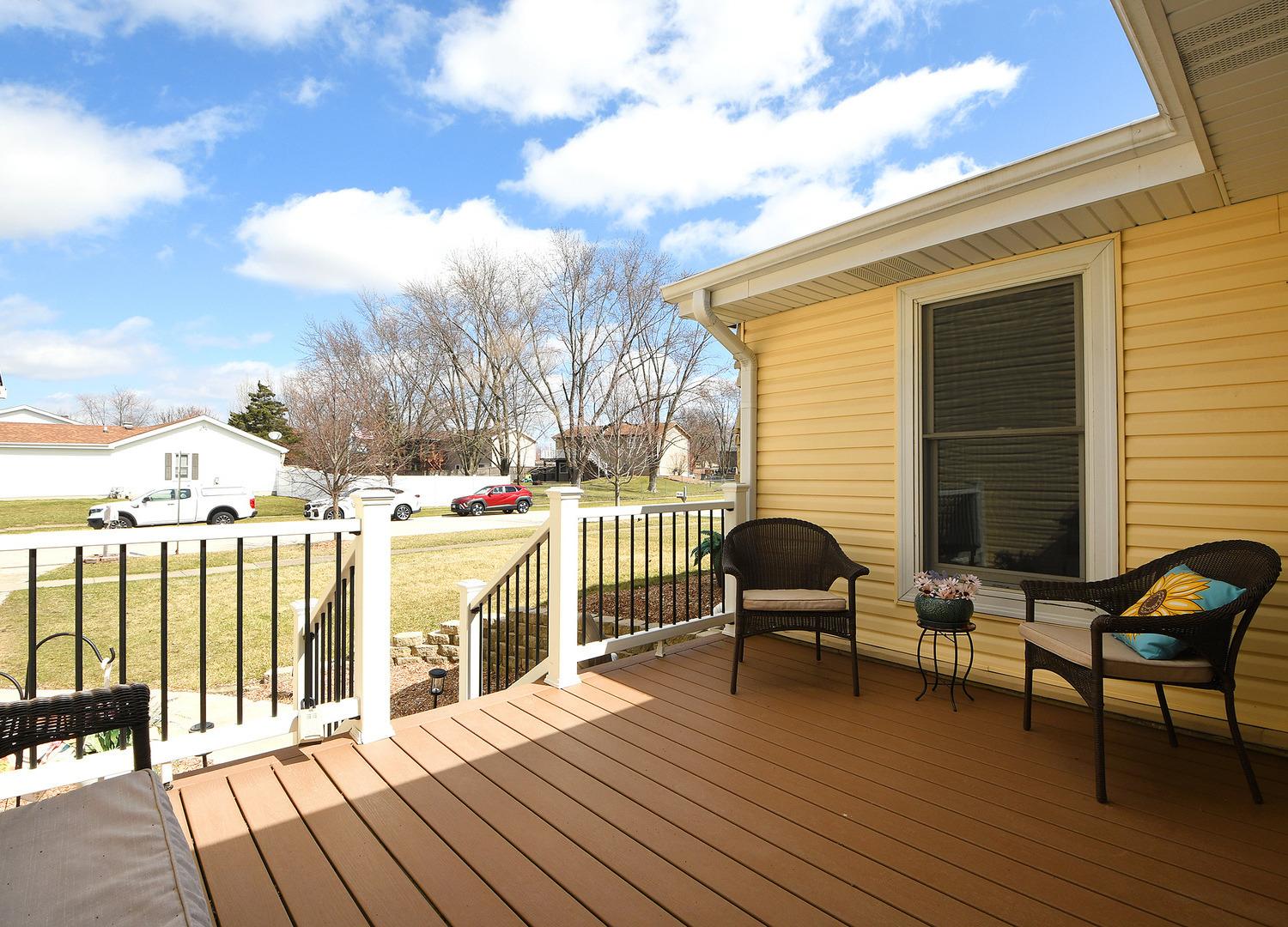 W Magnolia Dr, Frankfort, IL 60423