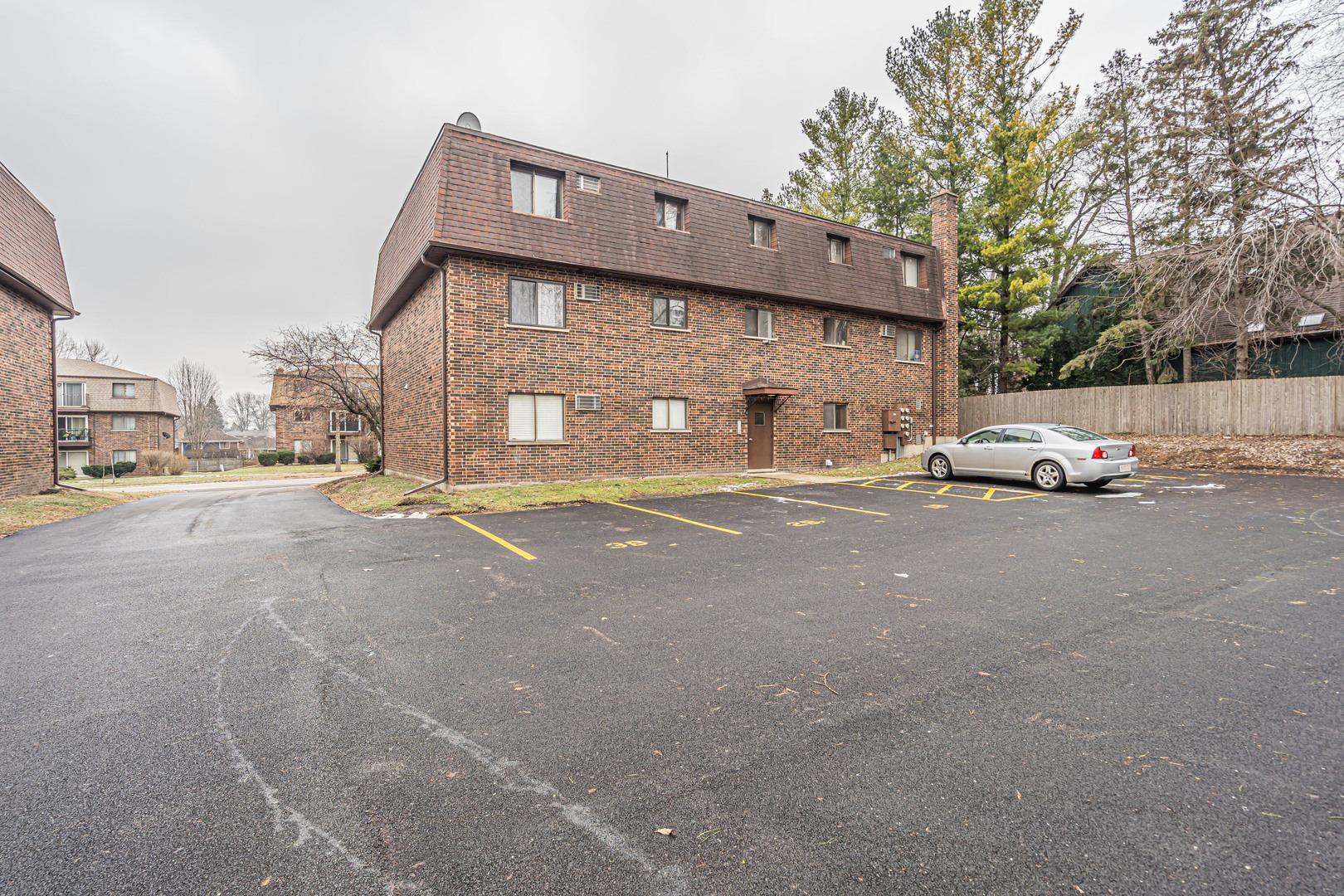Whispering Hills Ct, Naperville, IL 60540