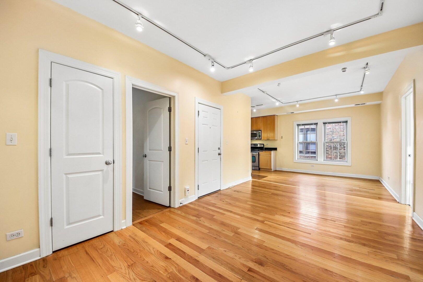 E 52nd St, Chicago, IL 60615