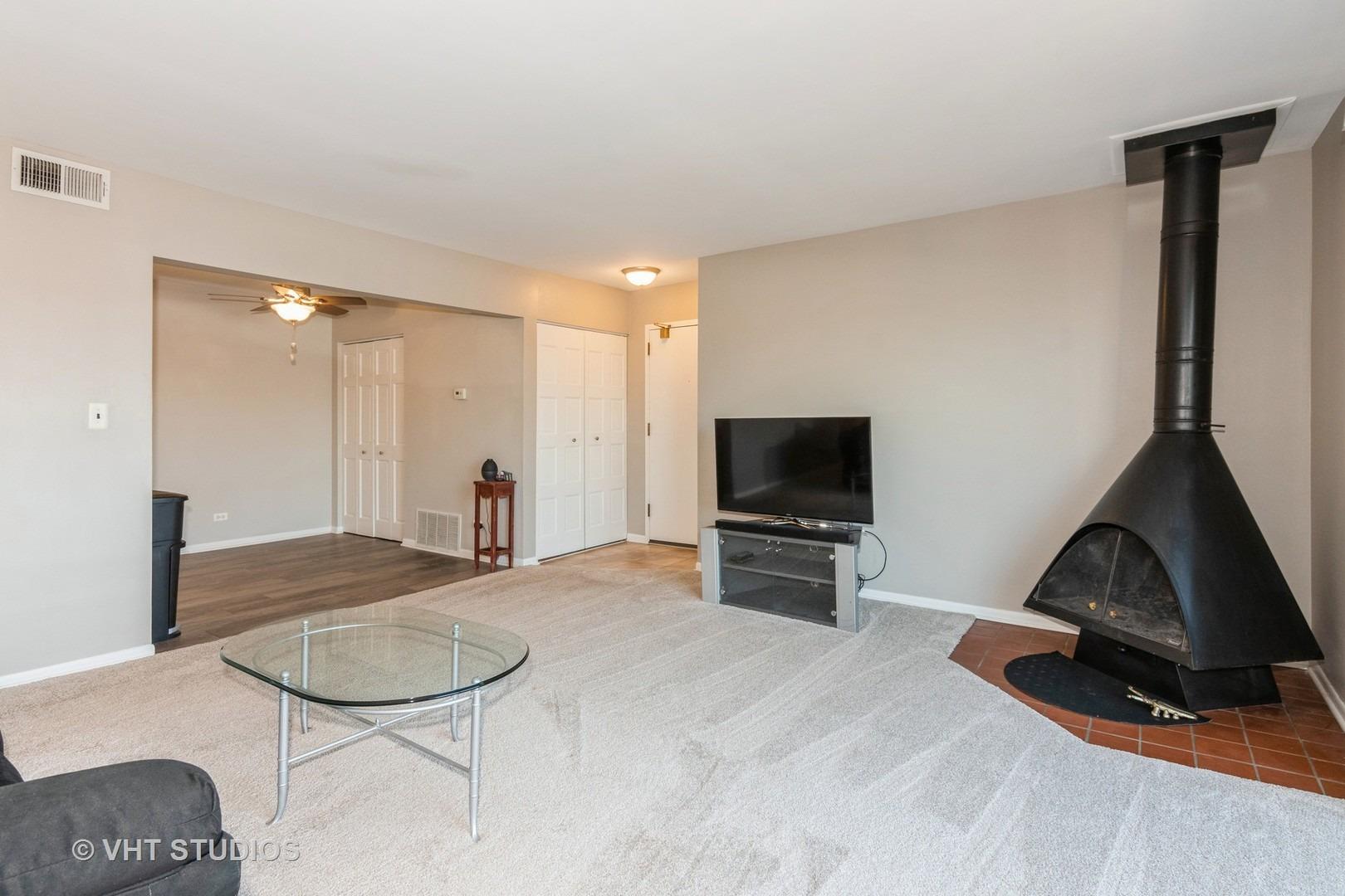 Derry Ct, Schaumburg, IL 60193