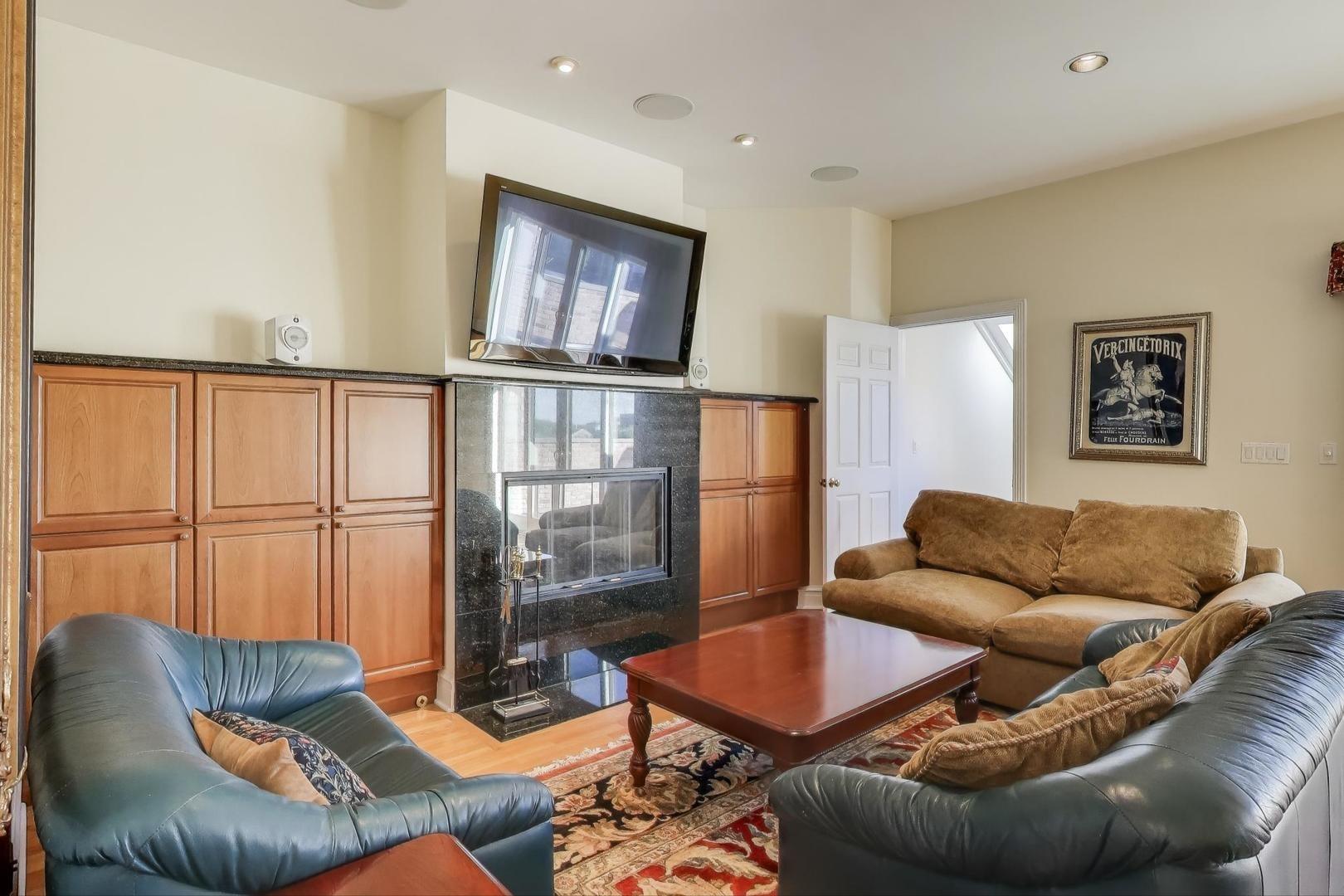 W Barry Ave, Chicago, IL 60657