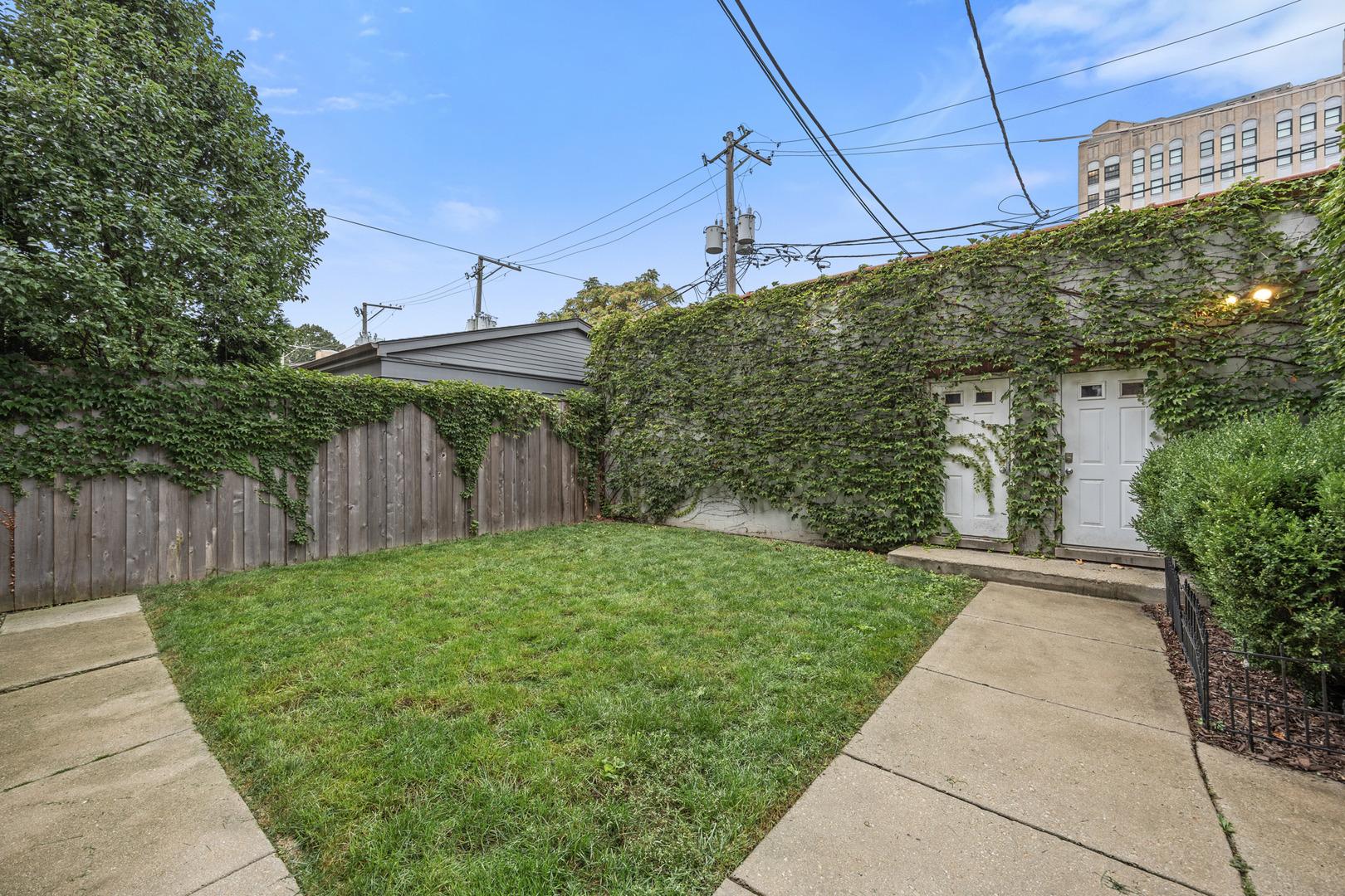 W Pierce Ave, Chicago, IL 60622