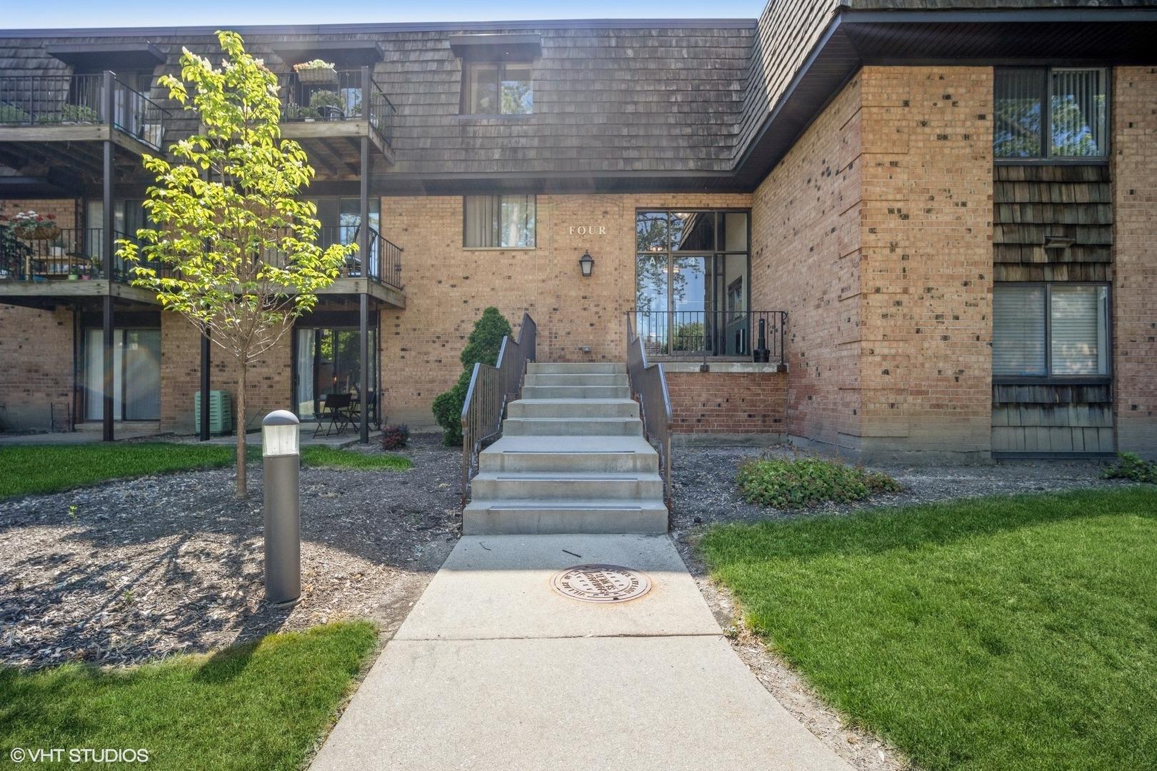 Oak Creek Dr, Buffalo Grove, IL 60089