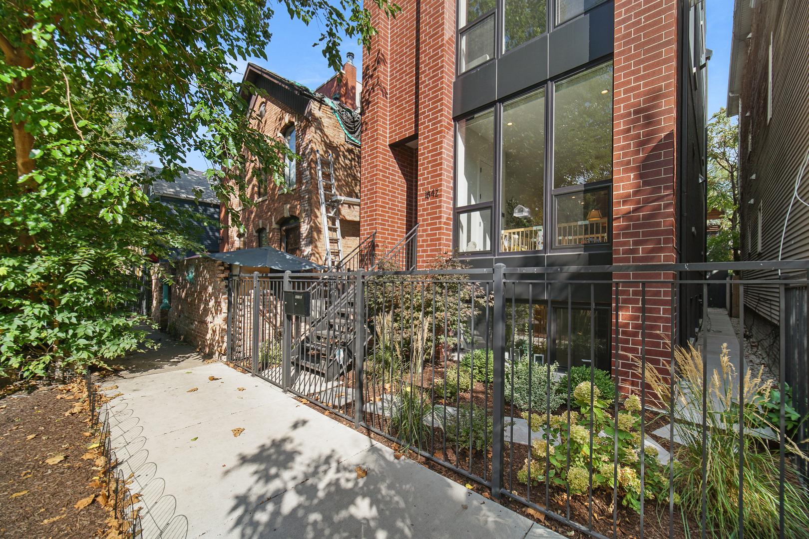 W Iowa St, Chicago, IL 60622