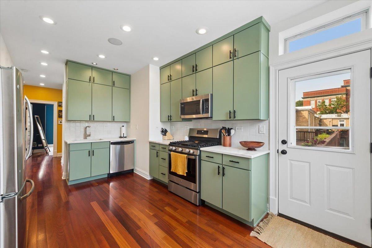 W Lyndale St, Chicago, IL 60647