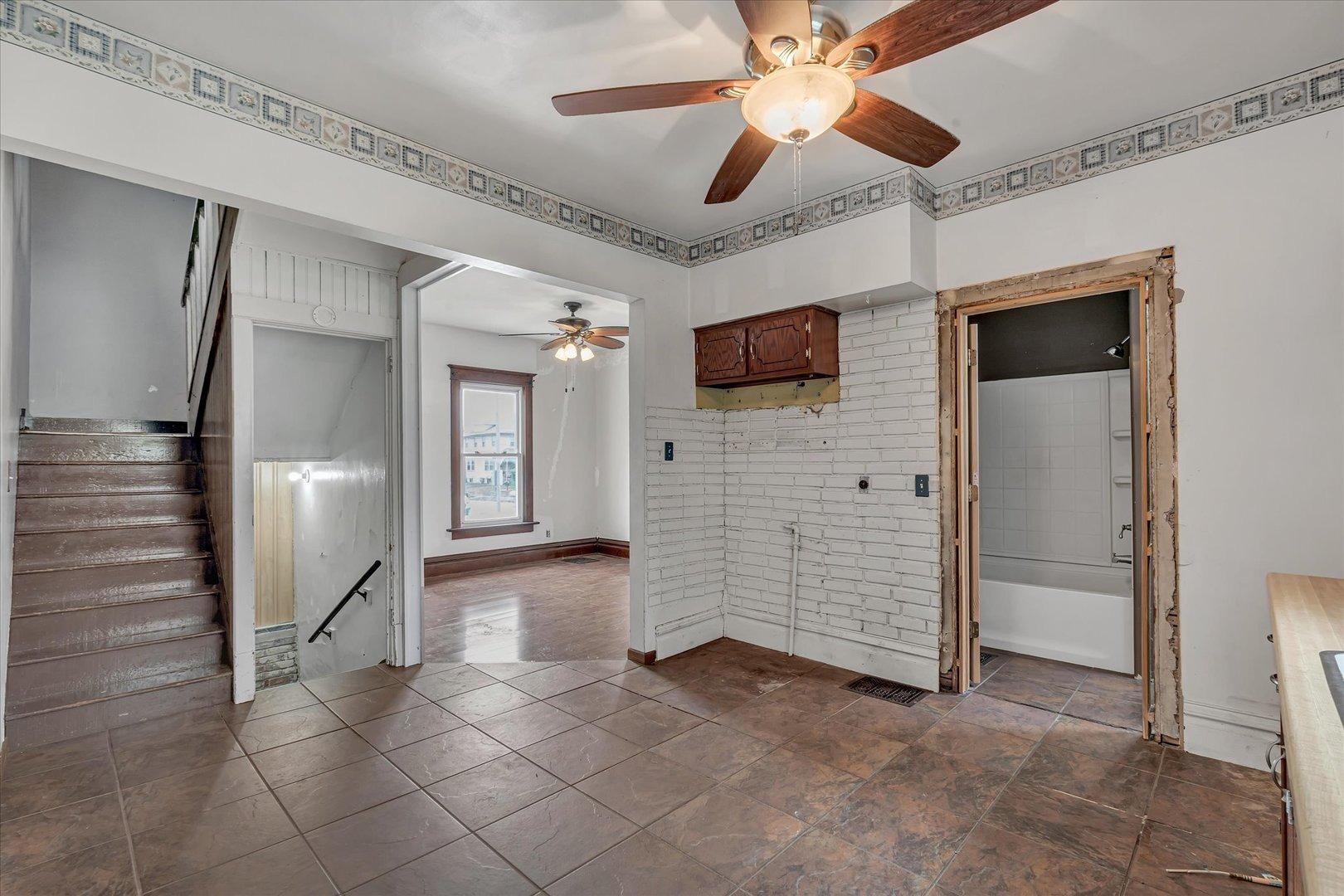 S Pine St, Davenport, IA 52802