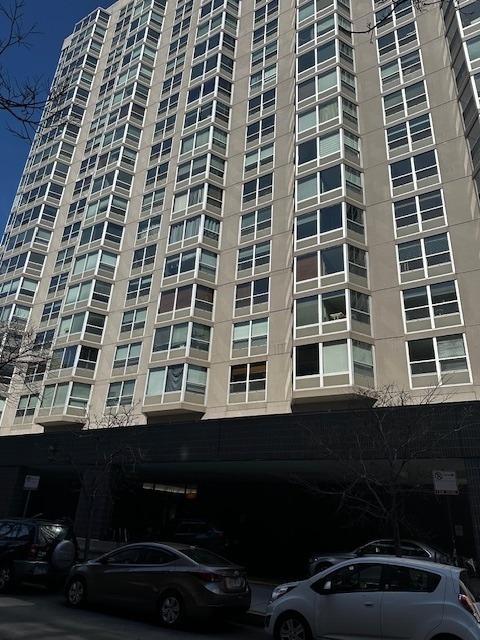 W Gordon Ter, Chicago, IL 60613