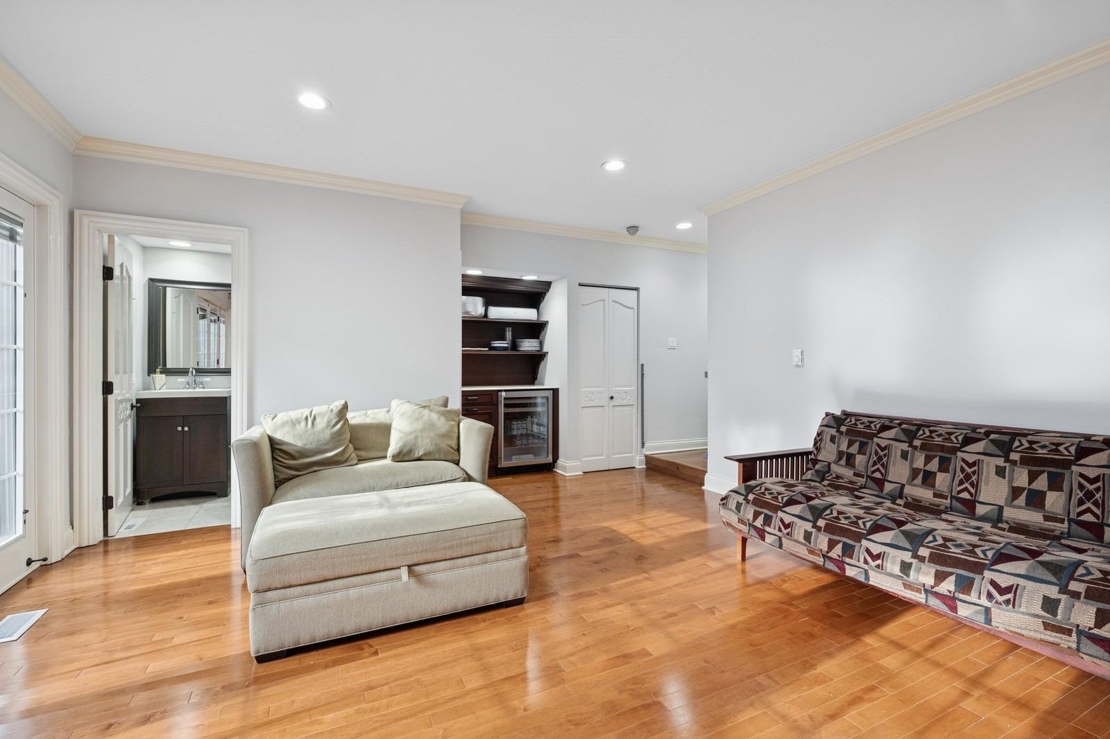 W Goethe St, Chicago, IL 60610