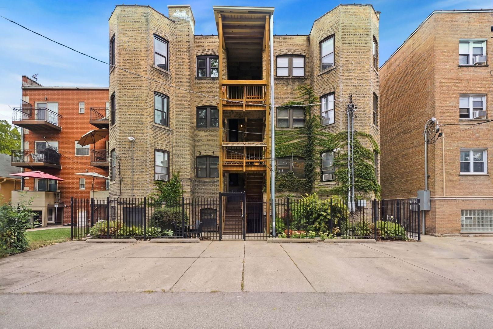 W Lunt Ave, Chicago, IL 60645