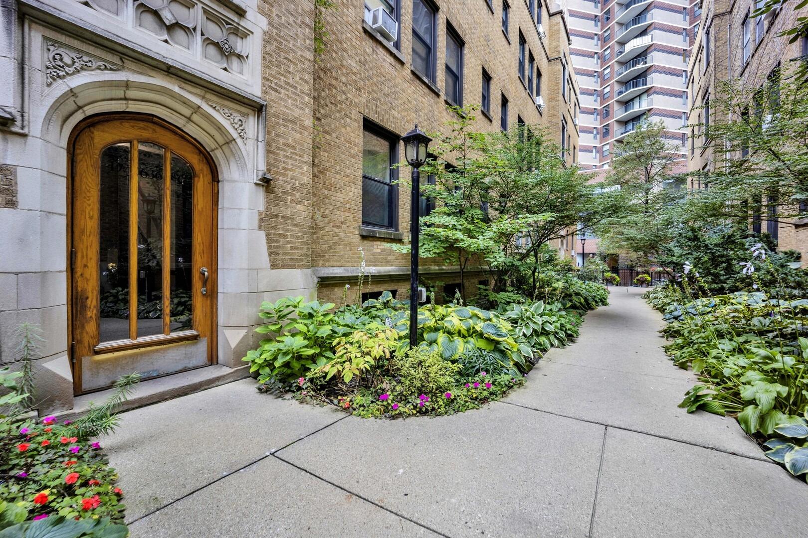 W Waveland Ave, Chicago, IL 60613